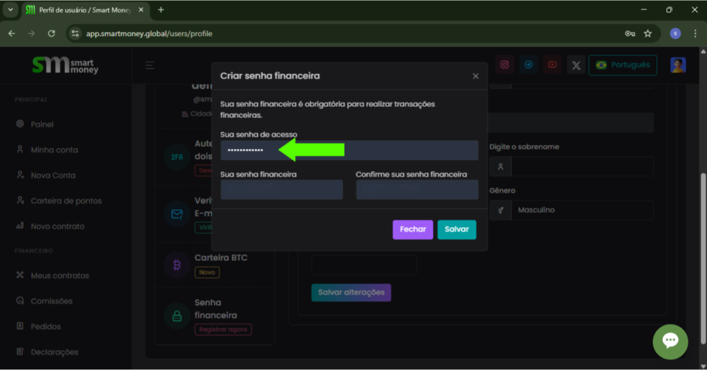 A imagem mostra a interface de um site chamado "Smart Money" onde um usuário está na seção de perfil. No centro da imagem, há uma janela pop-up intitulada "Criar senha financeira". Esta janela informa que a senha financeira é obrigatória para realizar transações financeiras. A janela possui três campos: "Sua senha de acesso", que está preenchido com asteriscos indicando que a senha está oculta, "Sua senha financeira" e "Confirme sua senha financeira", ambos vazios. Há dois botões na parte inferior da janela, um roxo com a palavra "Fechar" e um azul com a palavra "Salvar". No fundo, é possível ver outras opções do menu do site, como "Painel", "Minha conta", "Nova Conta", "Carteira de pontos", "Novo contrato", "Meus contratos", "Comissões", "Pedidos" e "Declarações". 
