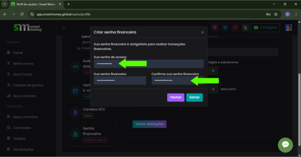 A imagem mostra a tela do site "Smart Money" na seção de perfil do usuário. No centro da imagem, há uma janela pop-up intitulada "Criar senha financeira". Esta janela possui três campos: "Sua senha de acesso", "Sua senha financeira" e "Confirme sua senha financeira", todos preenchidos com asteriscos para ocultar as senhas. Há dois botões na parte inferior da janela: um roxo com a palavra "Fechar" e um verde com a palavra "Salvar". À esquerda da janela pop-up, há um menu de navegação com várias opções, incluindo "Painel", "Minha conta", "Nova Conta", "Carteira de pontos", "Novo contrato", "Meus contratos", "Comissões", "Pedidos" e "Declarações". Esta imagem é relevante porque mostra o processo de criação de uma senha financeira, essencial para realizar transações financeiras no site.