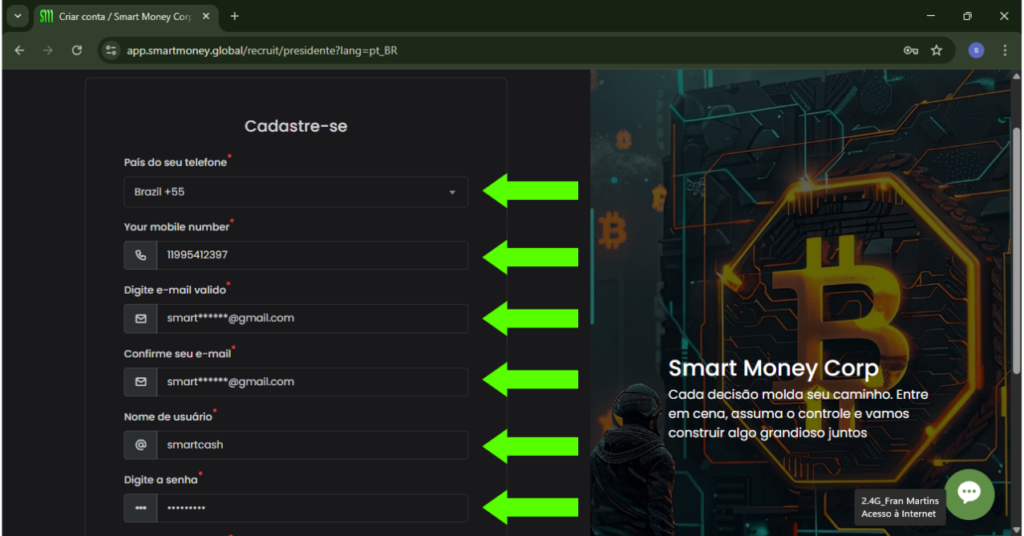 Página de cadastro do site Smart Money Corp, exibindo um formulário com campos obrigatórios para selecionar o país do telefone, inserir número de celular, e-mail, confirmação de e-mail, nome de usuário e senha. Cada campo possui um ícone correspondente, como telefone, e-mail e cadeado. No lado direito, há uma imagem futurista com uma pessoa de costas observando um painel iluminado com o símbolo do Bitcoin. A URL no navegador indica "app.smartmoney.global/recruit/presidente?lang=pt_BR".