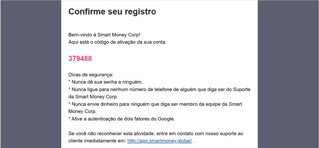 E-mail de confirmação de registro da Smart Money Corp, contendo um código de ativação destacado em rosa ("379488"). A mensagem inclui dicas de segurança, como não compartilhar senhas, não ligar para números desconhecidos alegando ser suporte, não enviar dinheiro para terceiros e ativar a autenticação de dois fatores. No final, há um link para suporte ao cliente no endereço "http://app.smartmoney.global/".