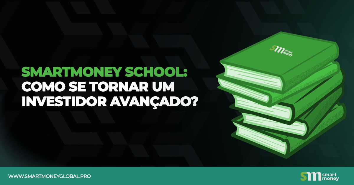 A imagem apresenta um fundo escuro com padrões geométricos e, à esquerda, o texto "SMARTMONEY SCHOOL: COMO SE TORNAR UM INVESTIDOR AVANÇADO?" em letras maiúsculas, com "SMARTMONEY SCHOOL" em verde e o restante em branco. À direita, há uma pilha de livros verdes, com o logotipo "SM smart money" na capa do livro superior. Na parte inferior da imagem, há um rodapé verde com o endereço do site "WWW.SMARTMONEYGLOBAL.PRO" em branco. A imagem parece ser um anúncio ou material promocional para um curso ou programa educacional sobre investimentos avançados oferecido pela SmartMoney School.